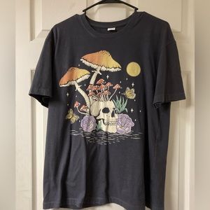 Skull with mushrooms coming out grey T-shirt size medium brand rue 21